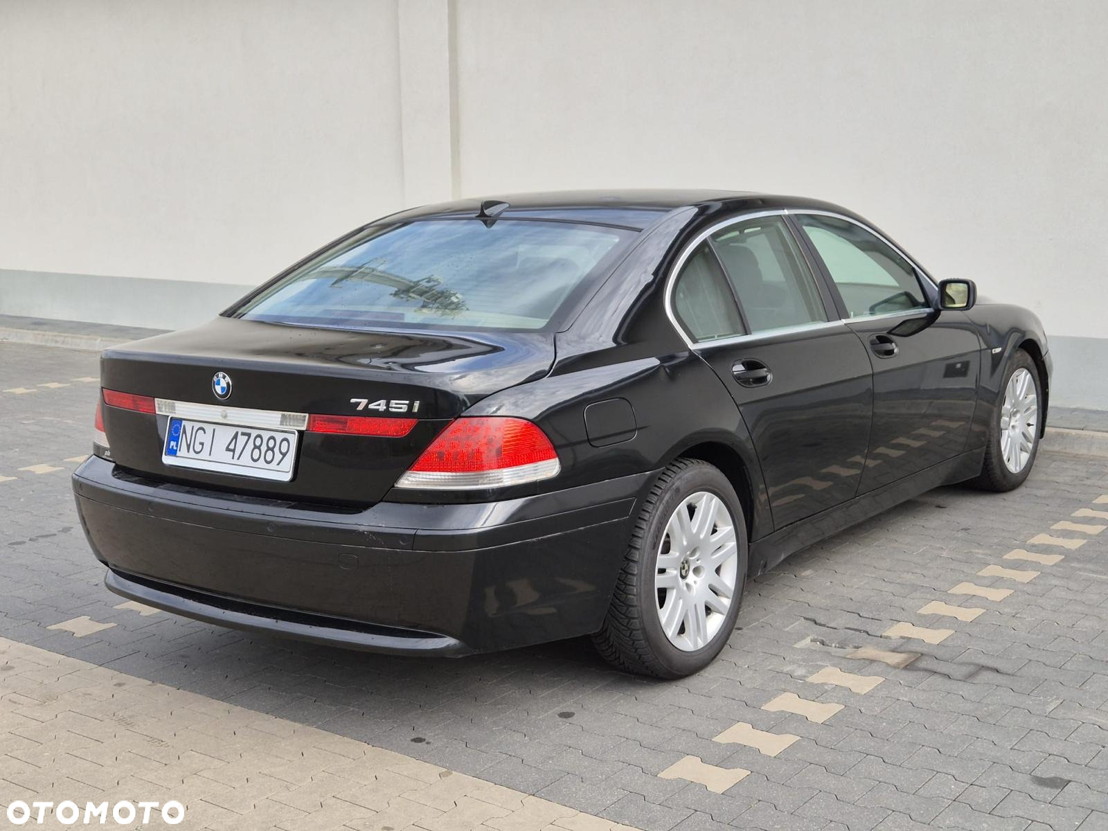 BMW Seria 7 745i - 8