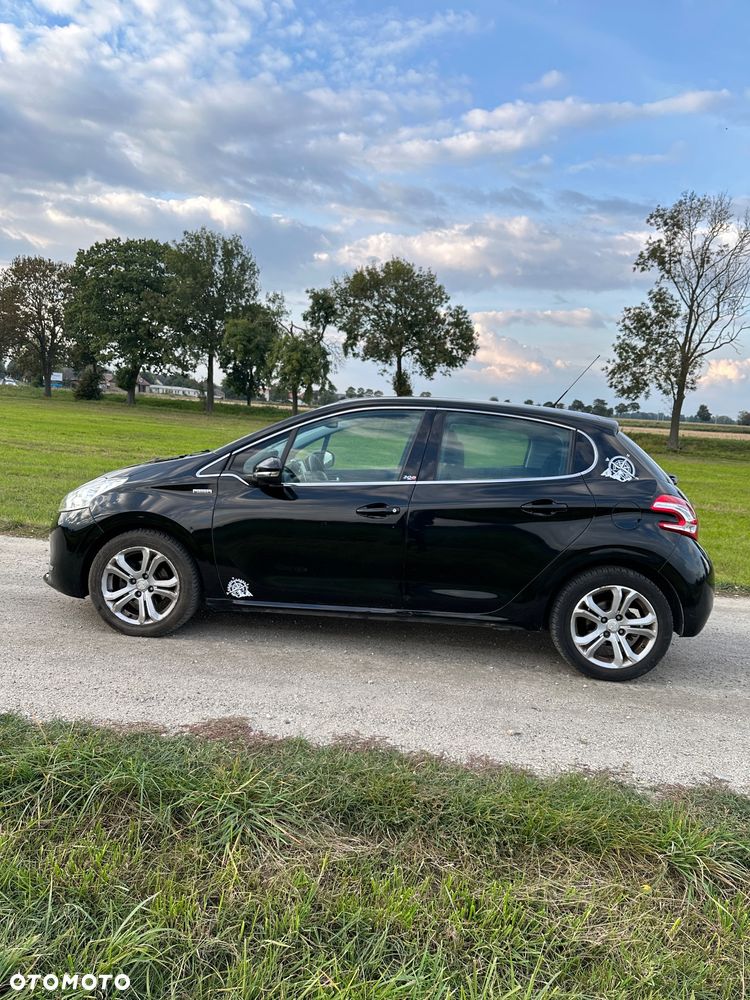 Peugeot 208 - 8