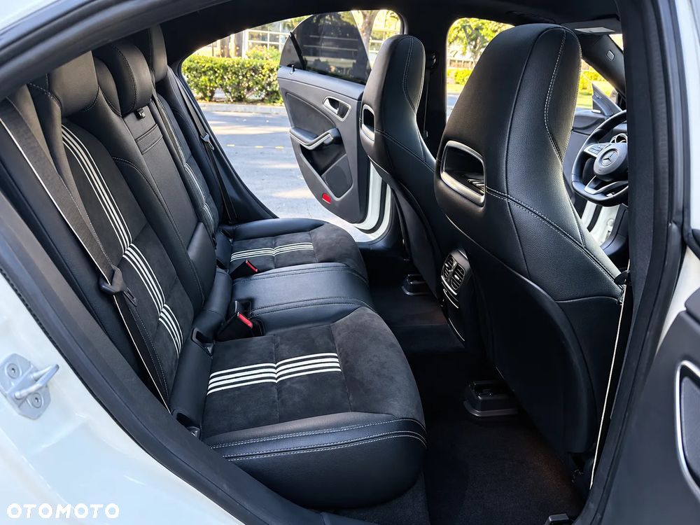 Mercedes-Benz CLA 250 4Matic 7G-DCT AMG Line - 34