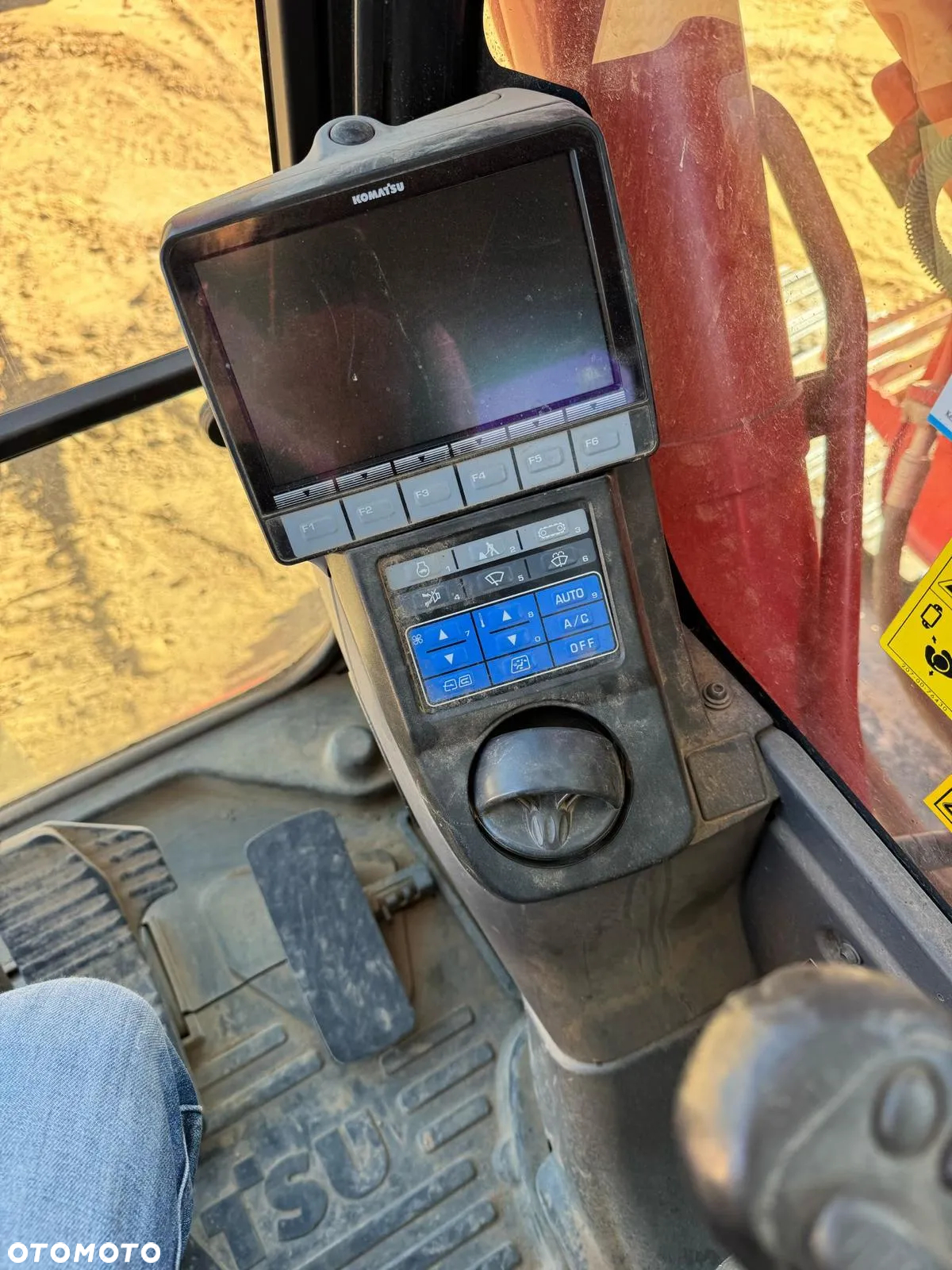 Komatsu PC 228 USLC-10 - 12
