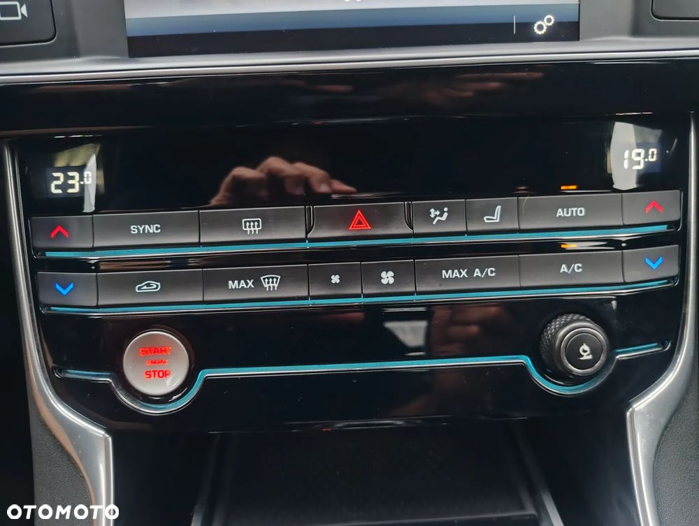 Jaguar XE 2.0 D R-Sport - 33