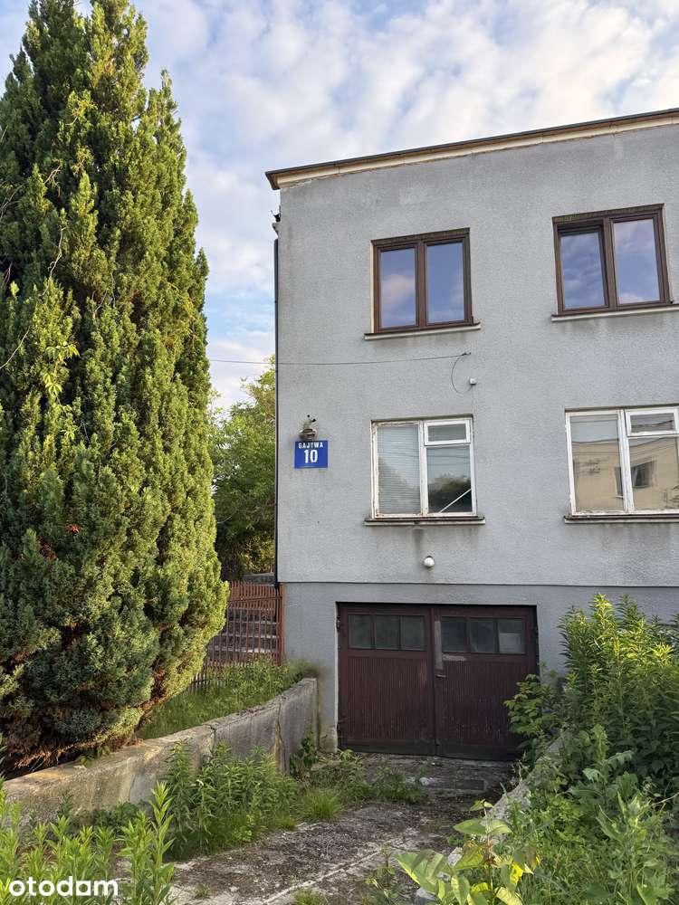 Dom bliźniak z garażem i piwnicą w mieście