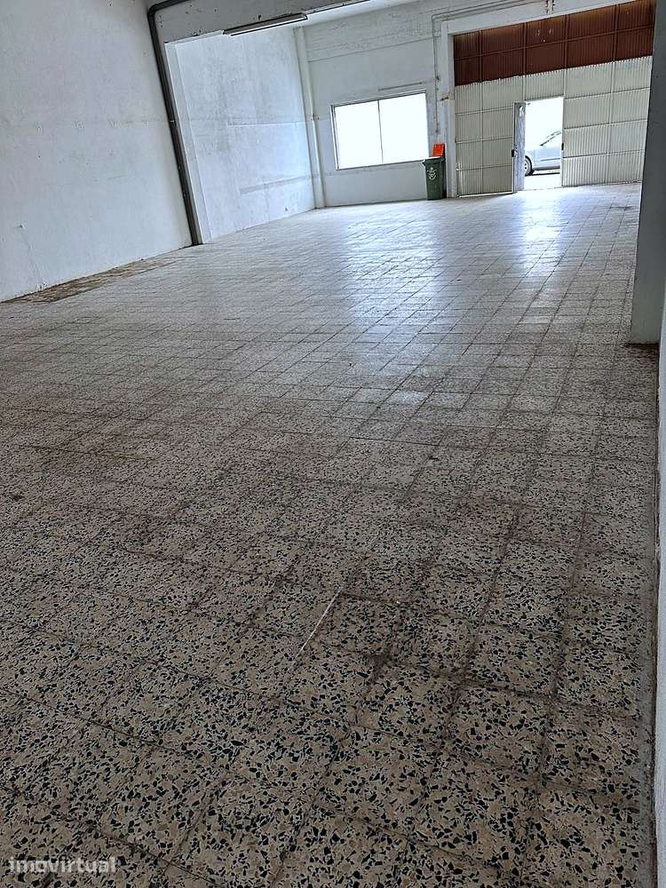 Armazém 200 m² em Camarate, acesso direto à rua e portão de correr - Grande imagem: 3/12