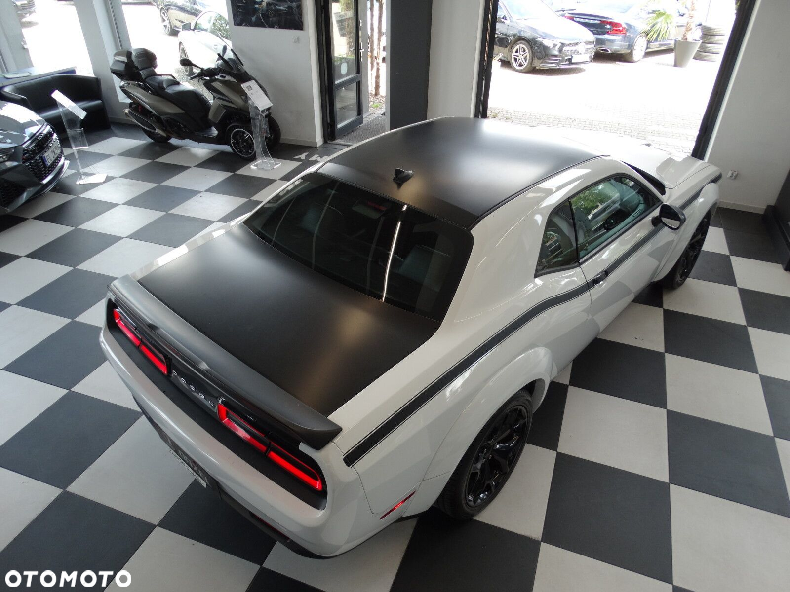 Dodge Challenger - 11