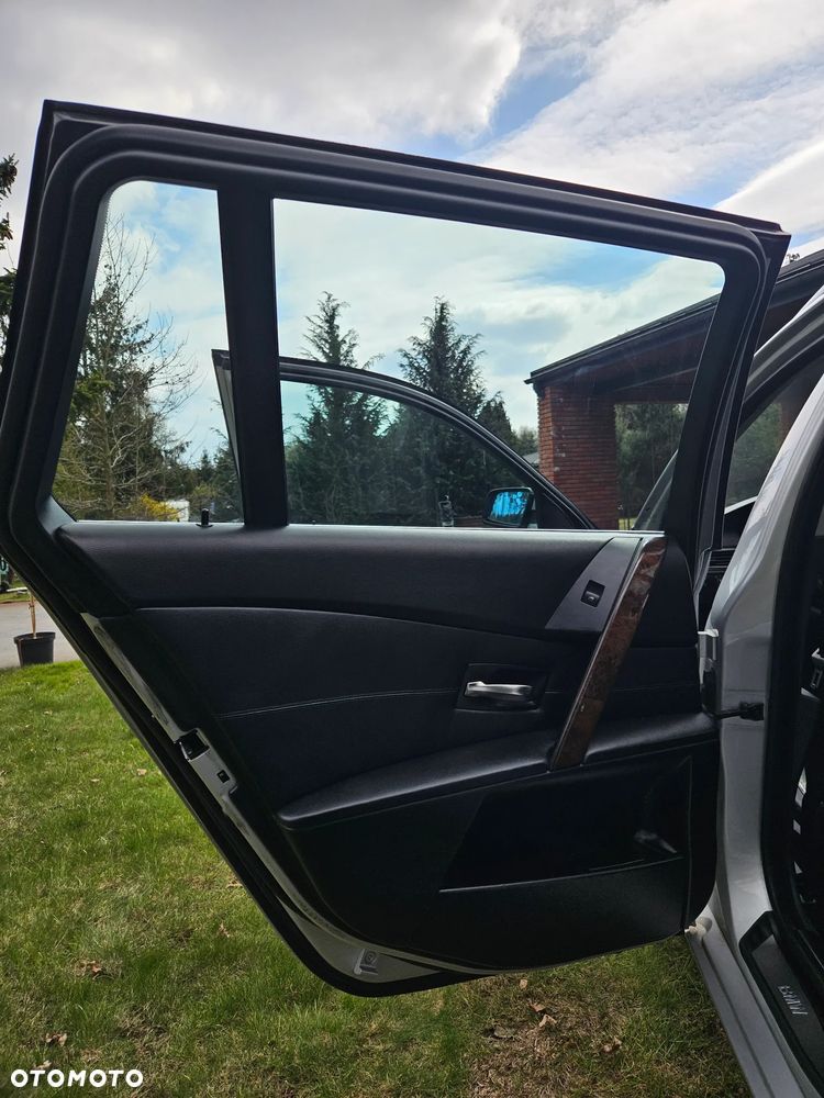BMW Seria 5 525i Touring - 26