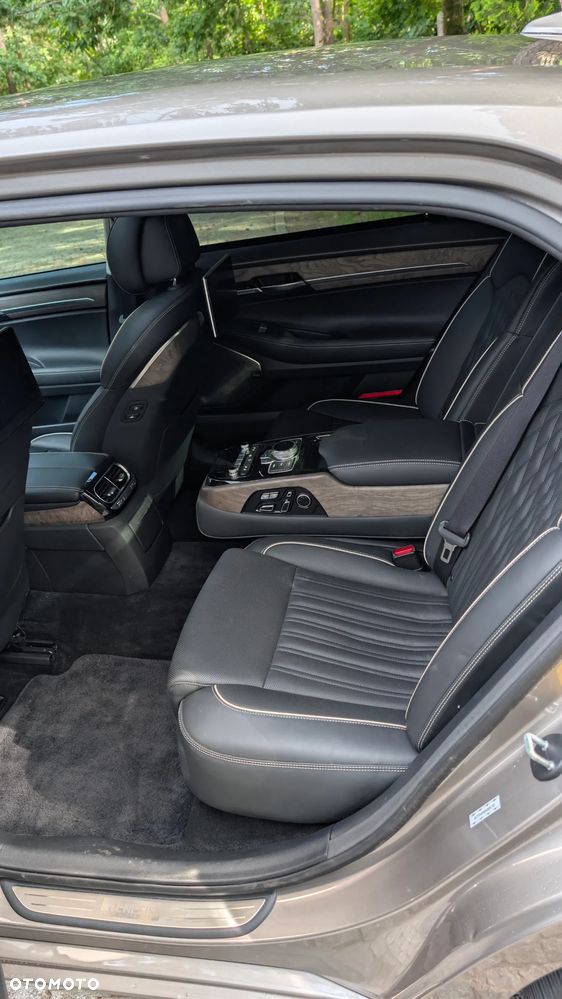 Genesis G90 - 25