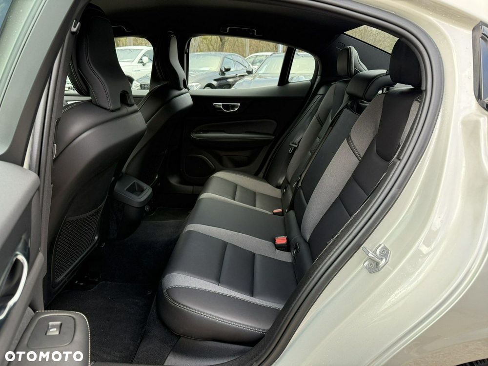 Volvo S60 B4 B R-Design - 24