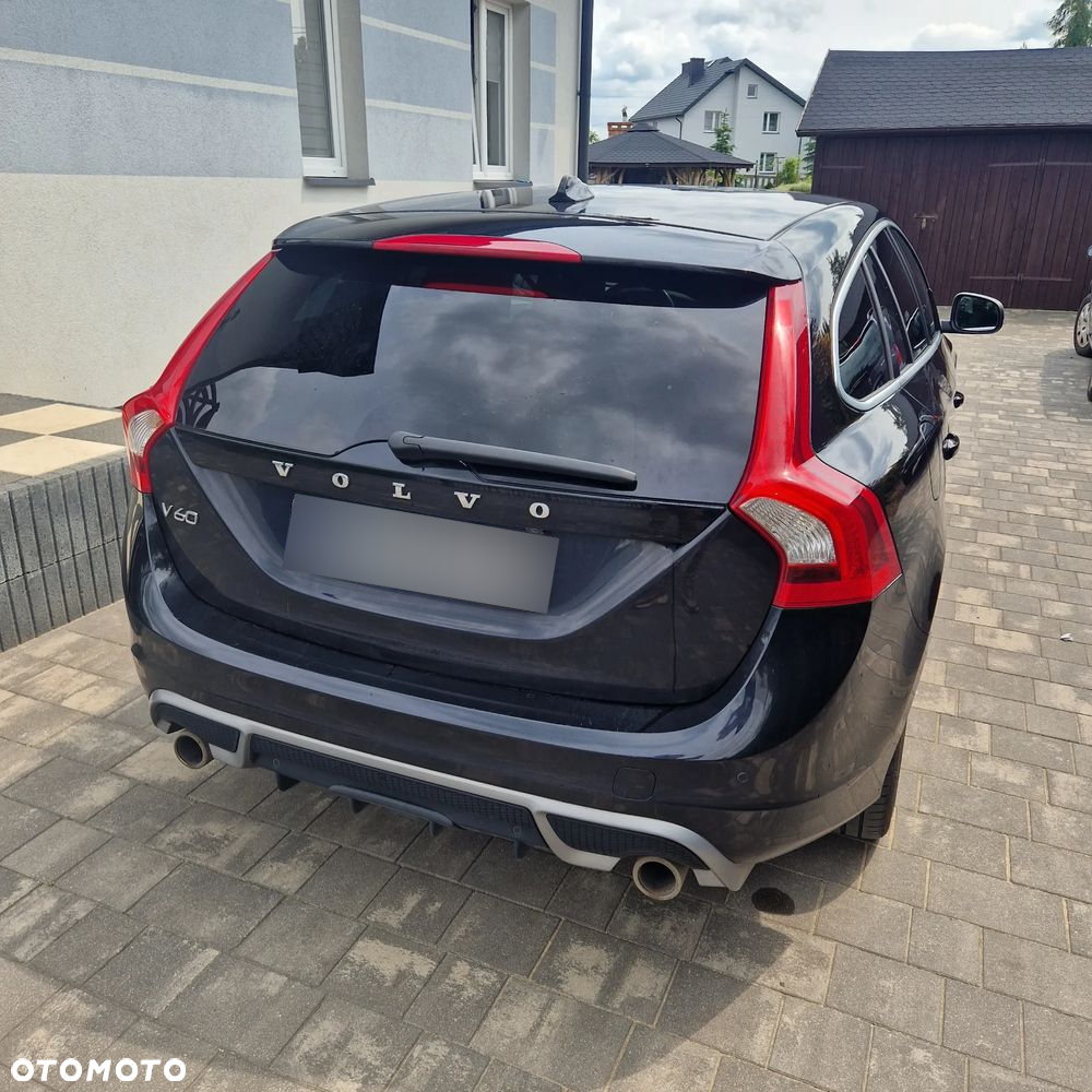 Volvo V60 D5 R-Design - 2
