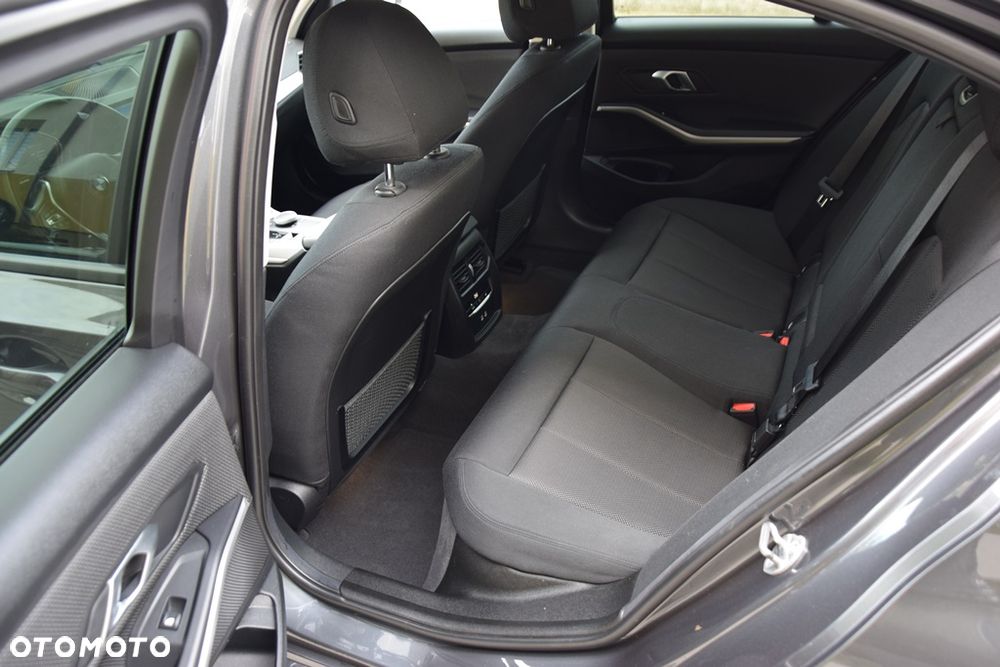 BMW Seria 3 318d Edition M Sport Shadow - 14