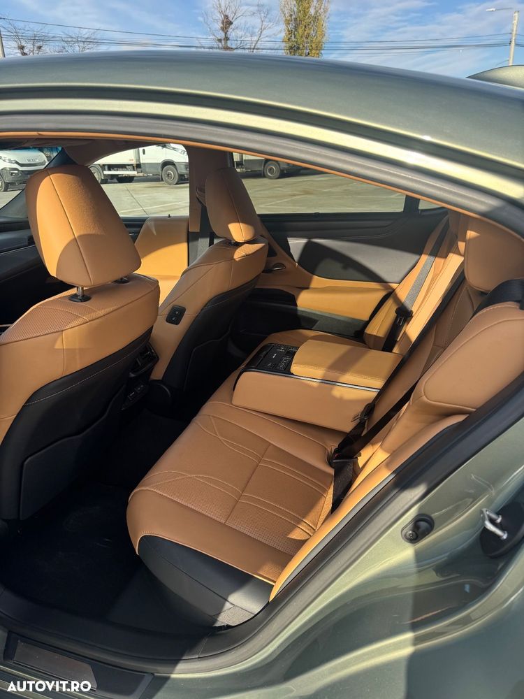 Lexus Seria ES 300h 2.5 TNGA HV 25H- 4X2 CVT Luxury - 6