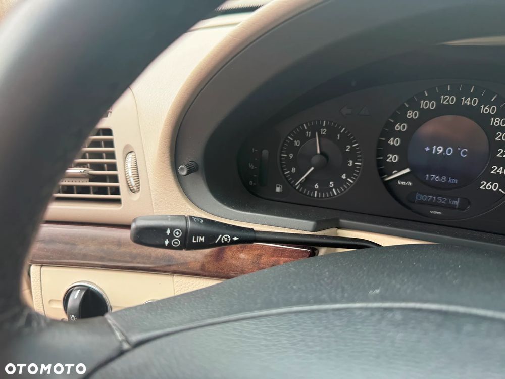 Mercedes-Benz Klasa E 240 4-Matic T Classic - 21