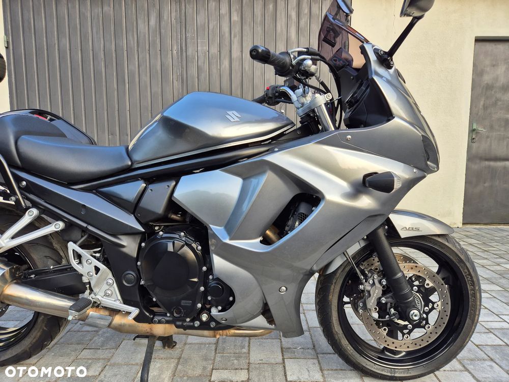 Suzuki GSX - 6