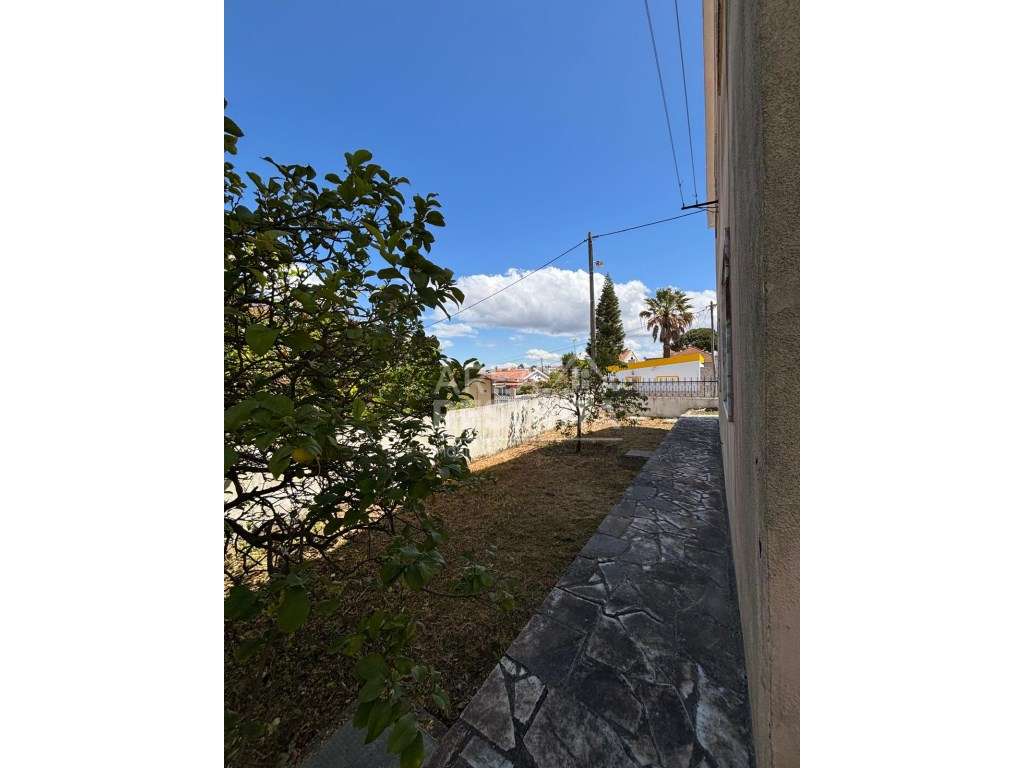 Vende-se Moradia Bi familiar T4 com Anexo e Garagem - Oportunidade ... - Grande imagem: 5/54