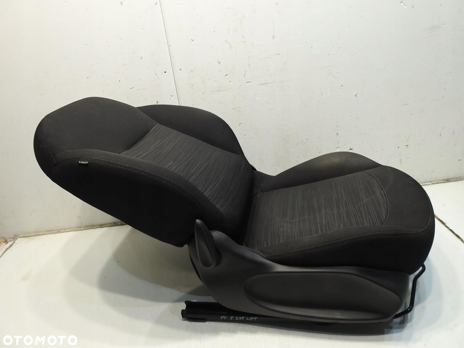 FOTEL PRAWY PRZEDNI PRZÓD PEUGEOT 208 - 3