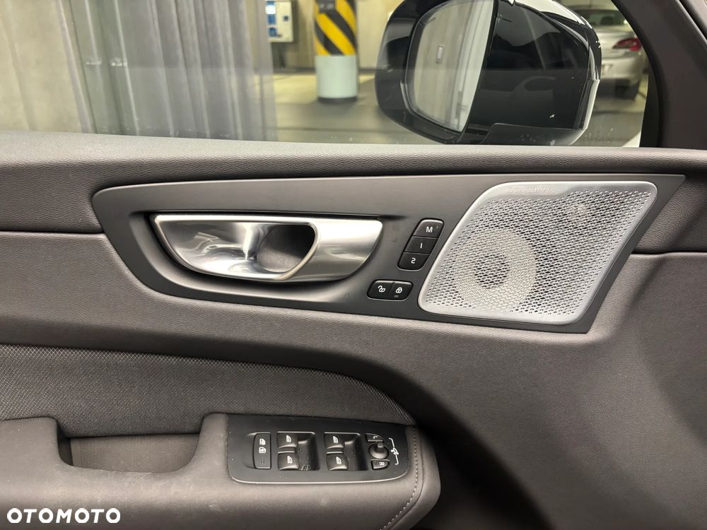 Volvo XC 60 B5 B AWD Ultra Black Edition - 6