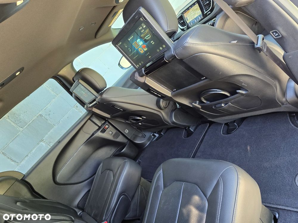 Chrysler Pacifica - 39