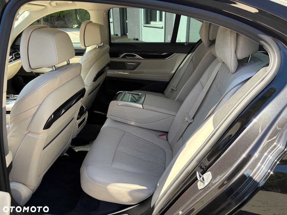 BMW Seria 7 740d xDrive - 31