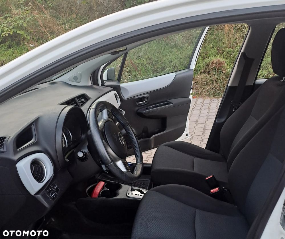 Toyota Yaris Hybrid 100 Dynamic - 10