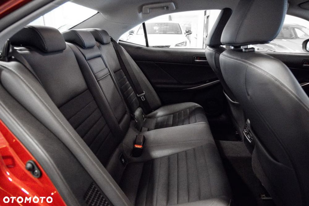 Lexus IS Standard - 8