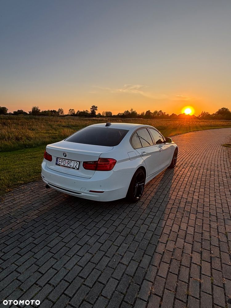 BMW Seria 3 320d Sport Line - 12