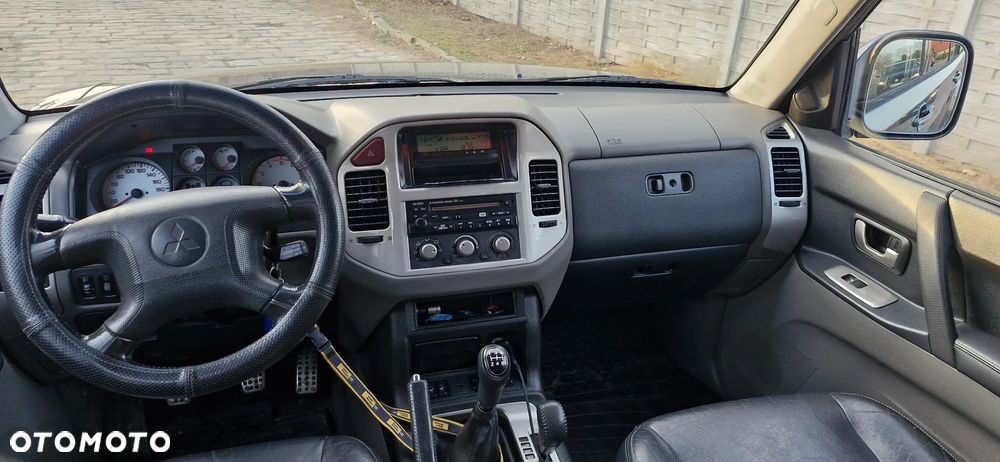 Mitsubishi Pajero - 12
