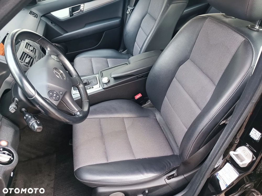 Mercedes-Benz Klasa C 180 CGI Automatik BlueEFFICIENCY Avantgarde - 23