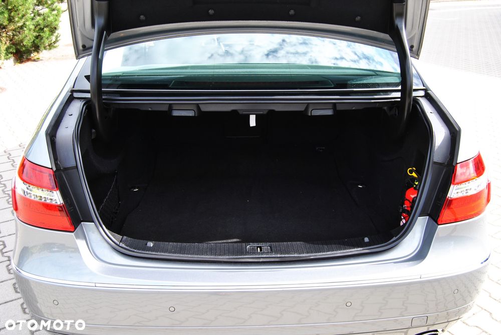 Mercedes-Benz Klasa E 300 CDI DPF BlueEFFICIENCY 7G-TRONIC Elegance - 13