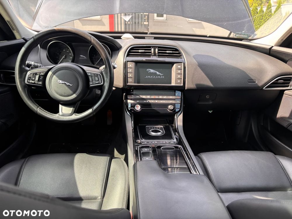Jaguar XE 2.0 T AWD Pure - 3