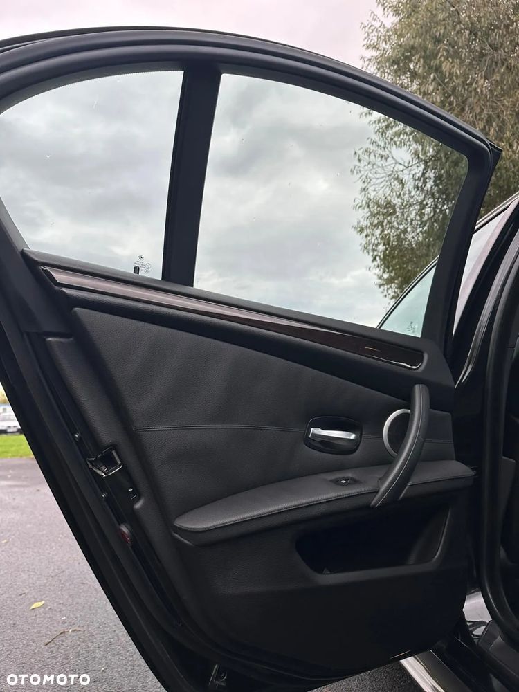BMW Seria 5 550i - 22