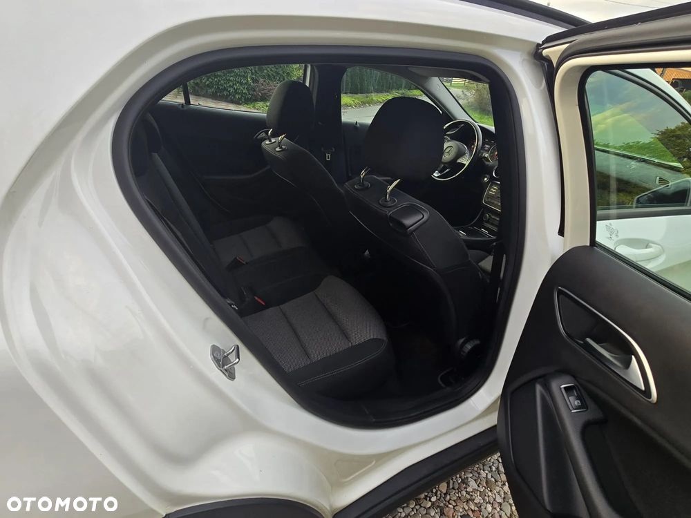 Mercedes-Benz GLA 180 7G-DCT - 23