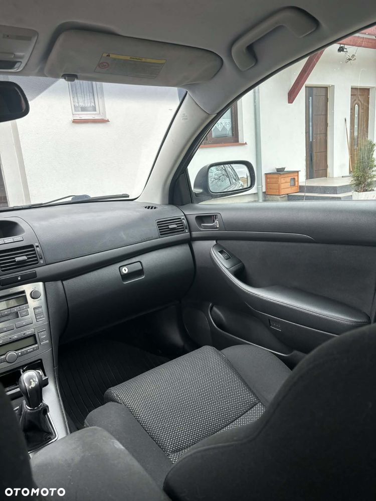 Toyota Avensis 2.0 VVT-i High - 10