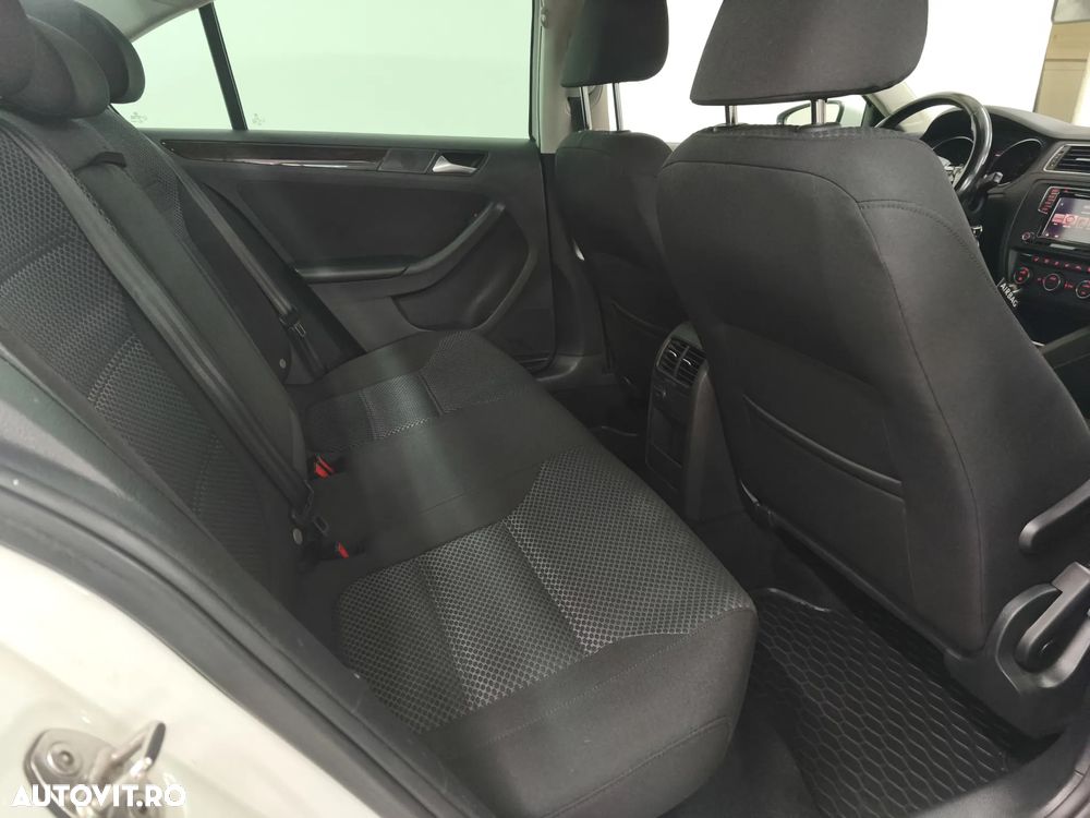 Volkswagen Jetta 2.0 TDI Highline - 8