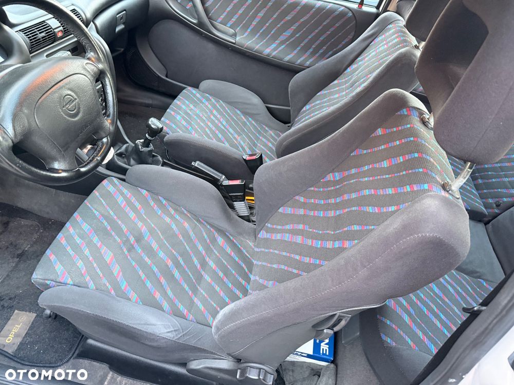 Opel Astra 2.0 GSI - 10