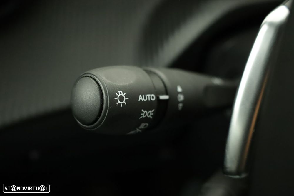 Peugeot 2008 1.2 PureTech Allure EAT8 - 17