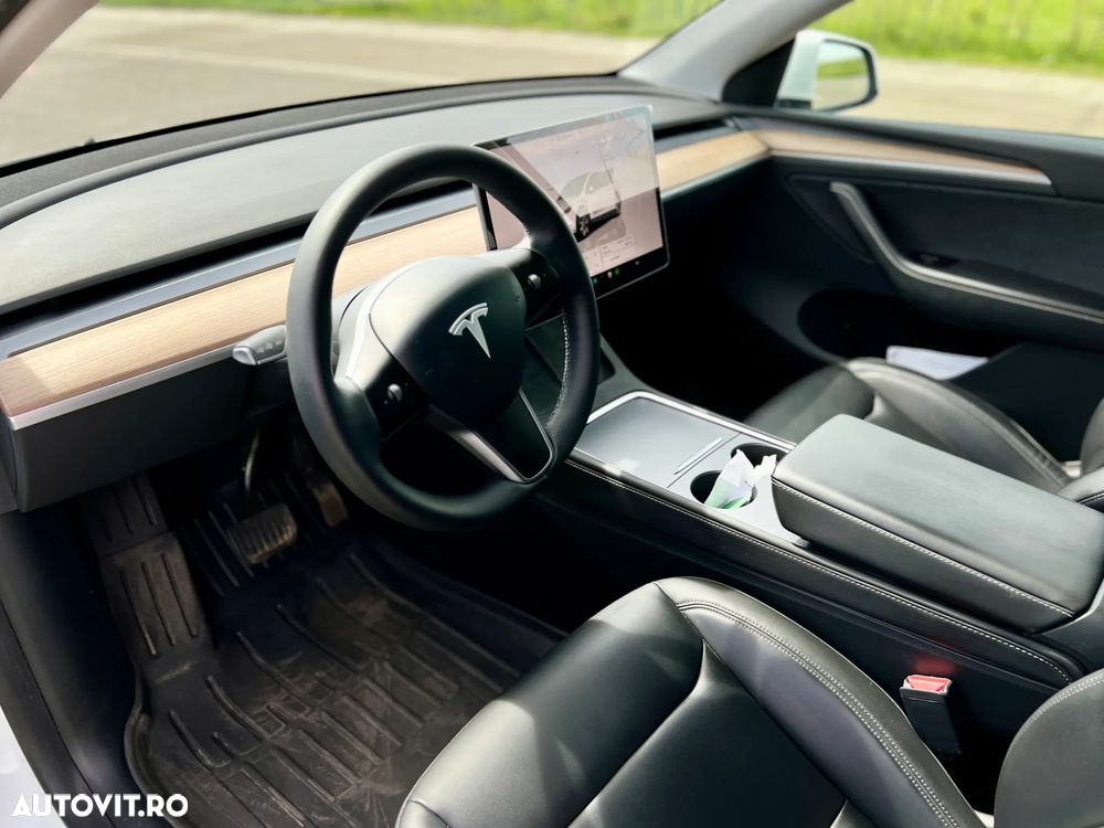 Tesla Model Y - 8