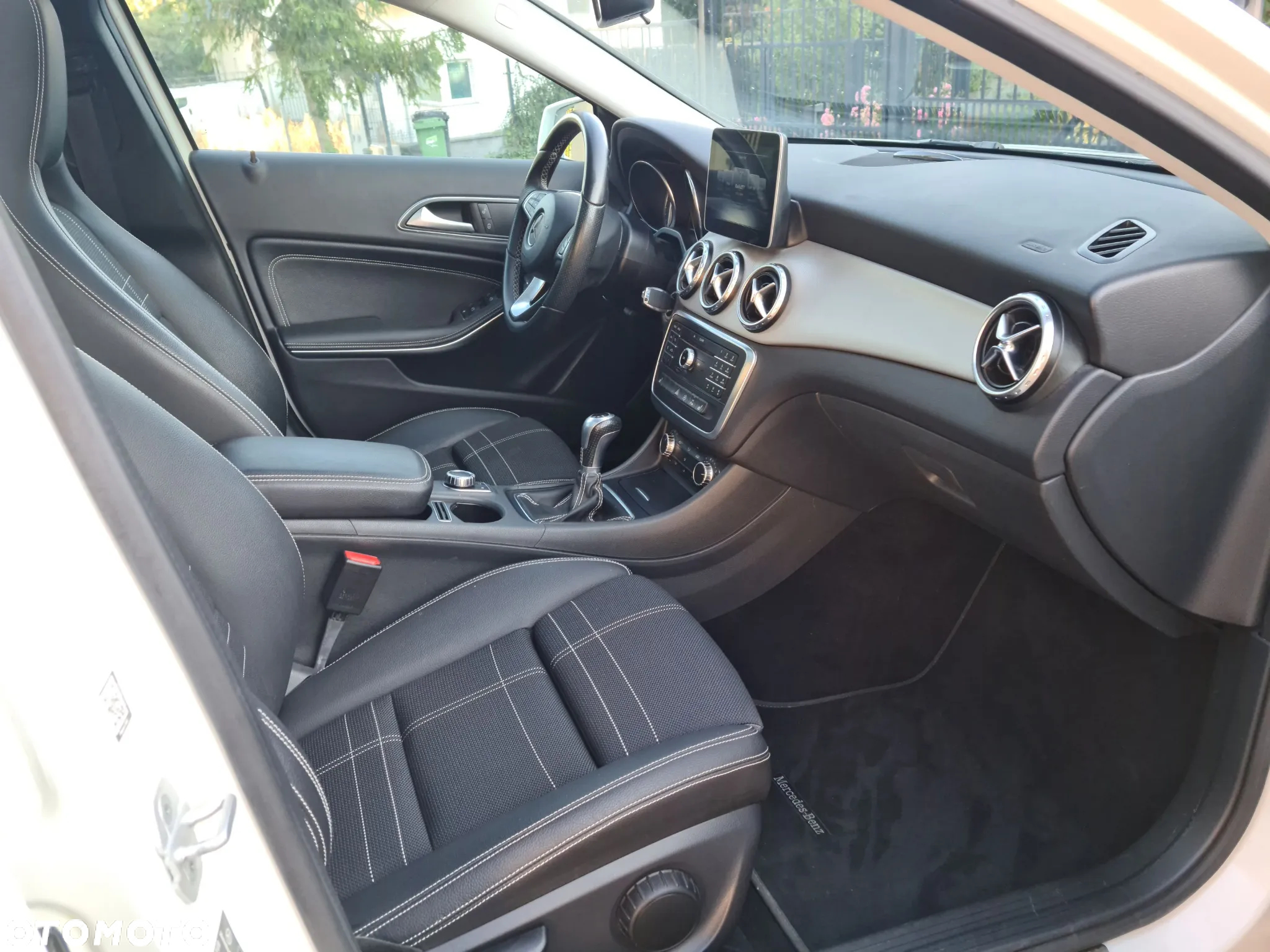Mercedes-Benz GLA - 25