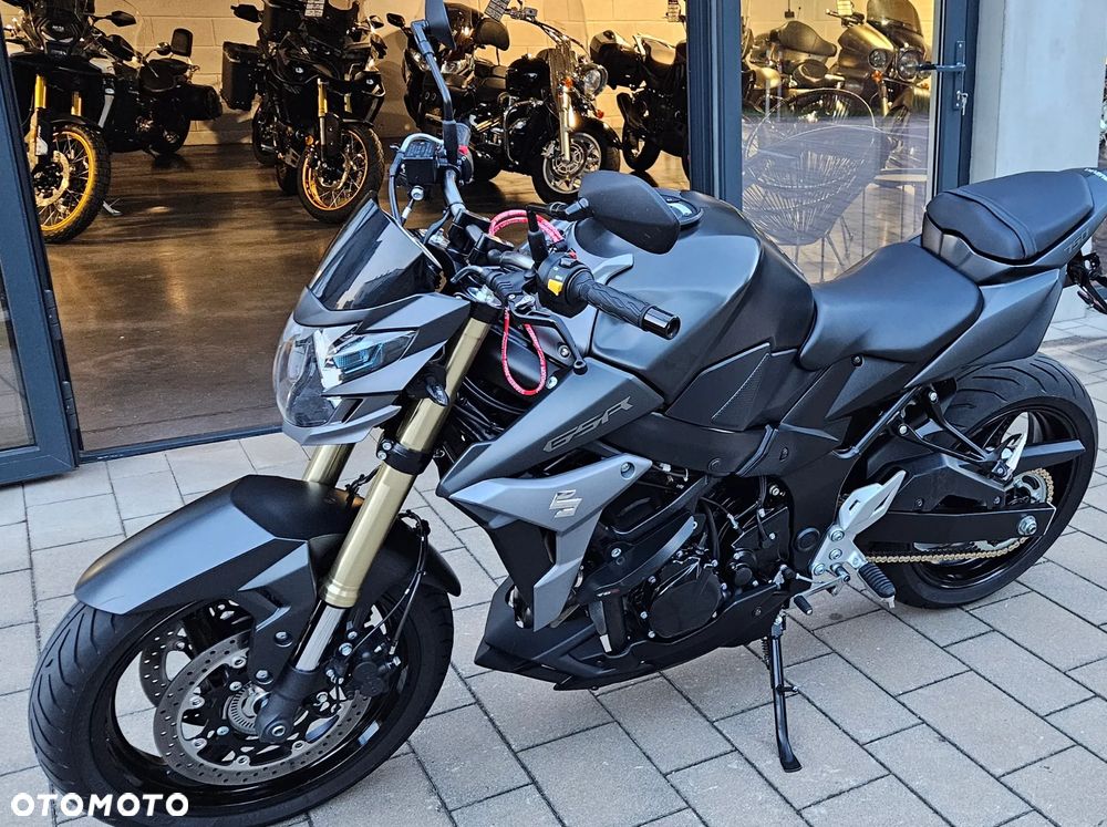 Suzuki GSR - 2