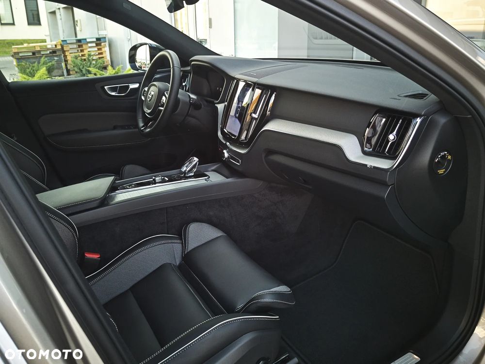 Volvo XC 60 B4 B Plus Dark - 14