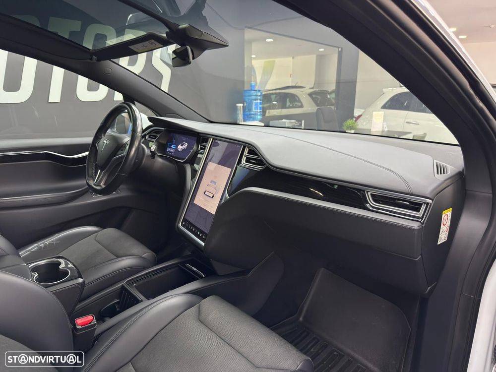 Tesla Model X - 26