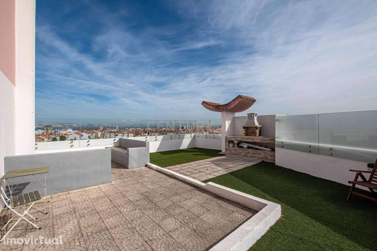 Penthouse T3 transformado em T2 no Barreiro - Grande imagem: 2/43