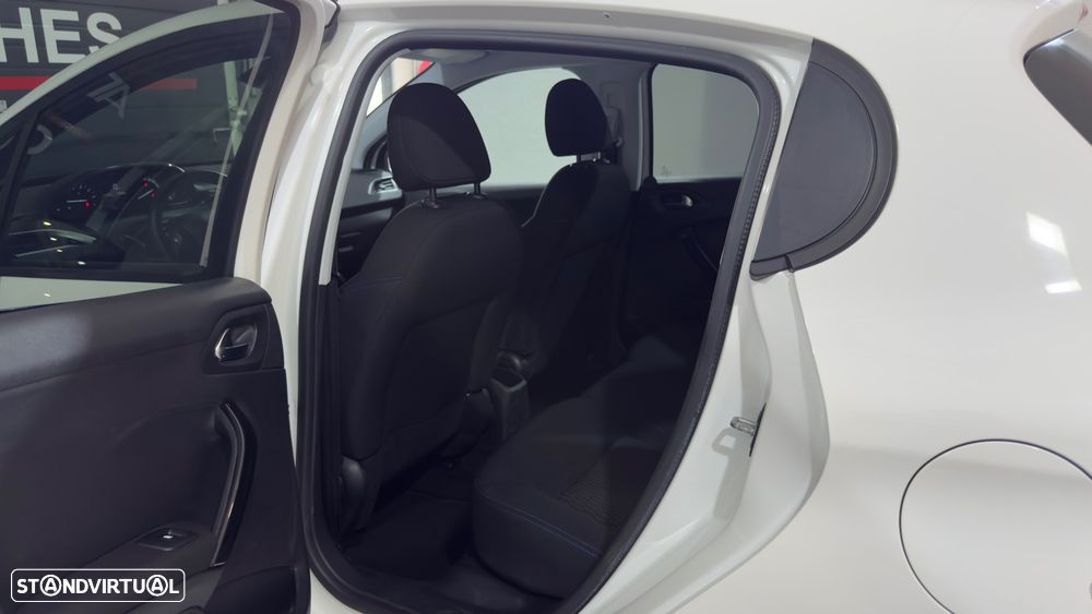 Peugeot 208 1.2 PureTech Signature - 12
