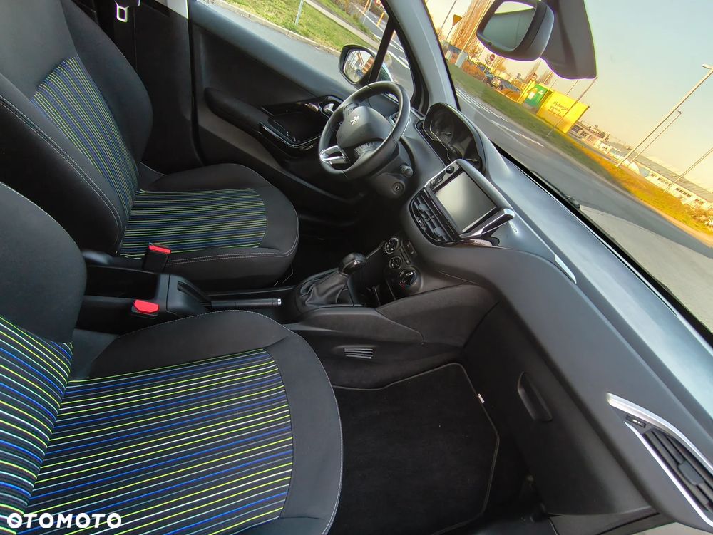 Peugeot 208 PureTech 82 Urban Move - 13