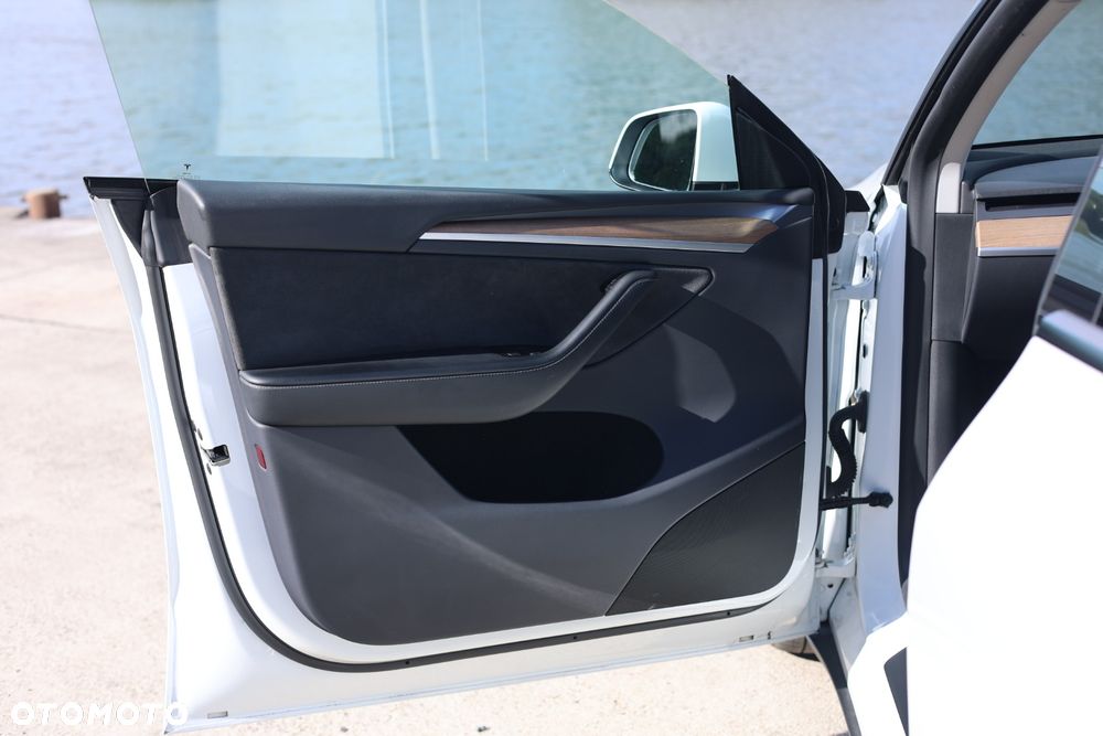 Tesla Model Y Performance Dual Motor AWD - 14