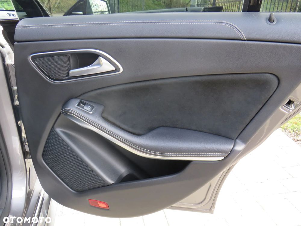 Mercedes-Benz CLA 180 7G-DCT - 20