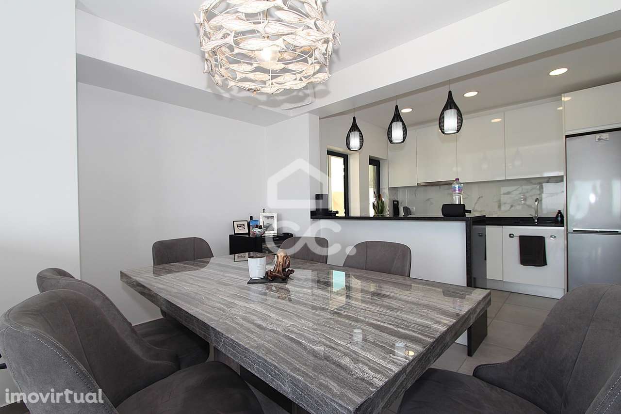 Apartamento T3 Renovado com Vista Mar e Terraço em Armação de Pêra - Grande imagem: 2/60