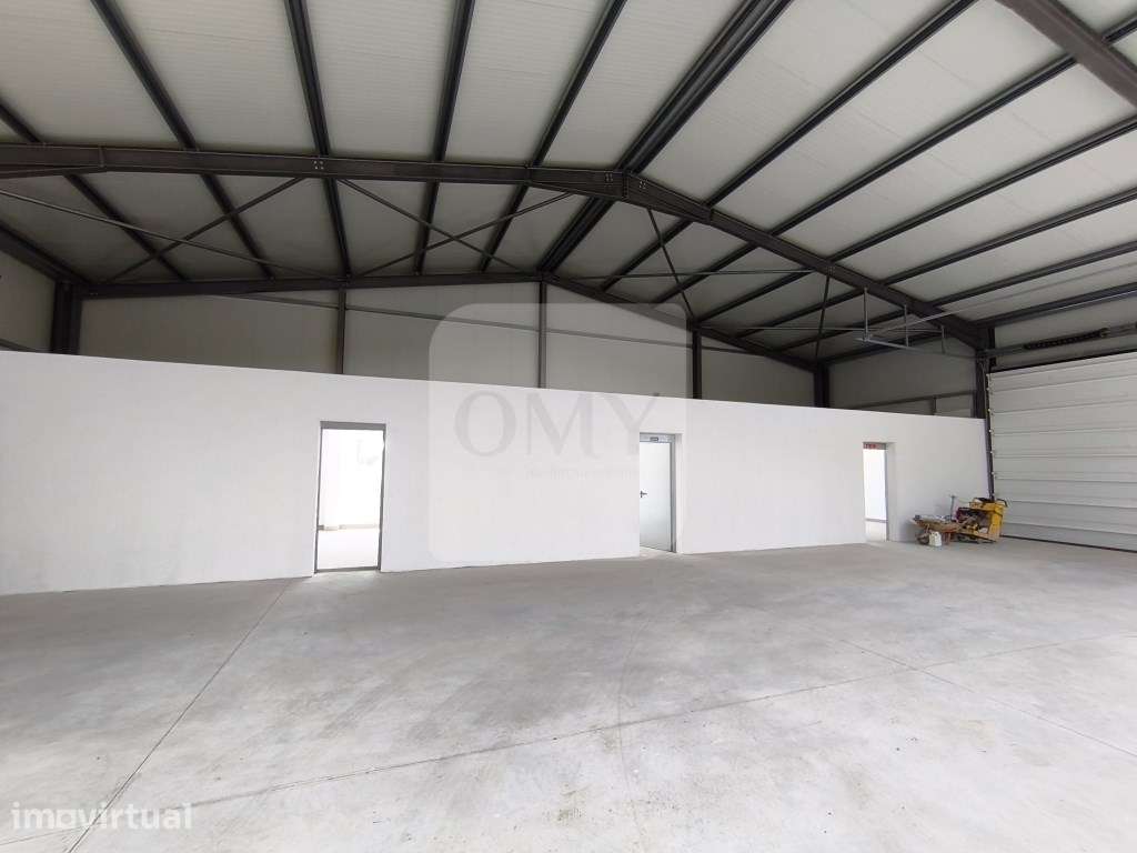 Armazém Novo Junto à Zona Industrial de Constantim, Vila Real - Grande imagem: 2/13