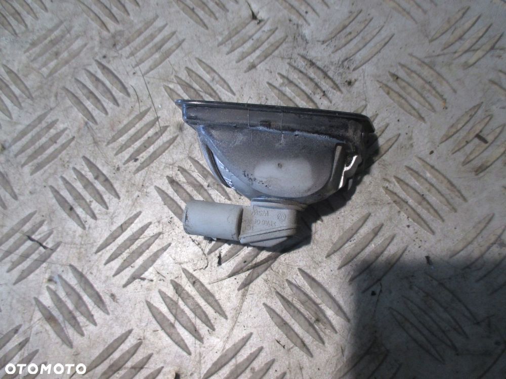 LAMPKA OŚWIETLENIA PODŚWIETLENIA TABLICY REJESTRACYJNEJ PRAWA VW NEW BEETLE - 3