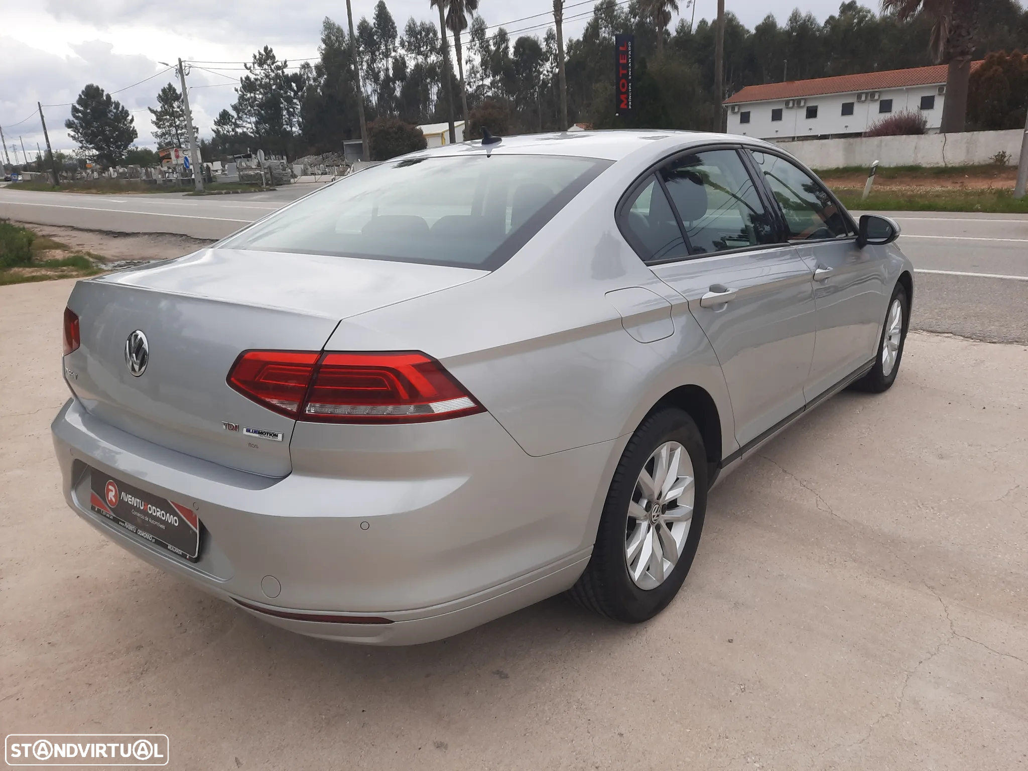 VW Passat 1.6 TDI BlueMotion - 16