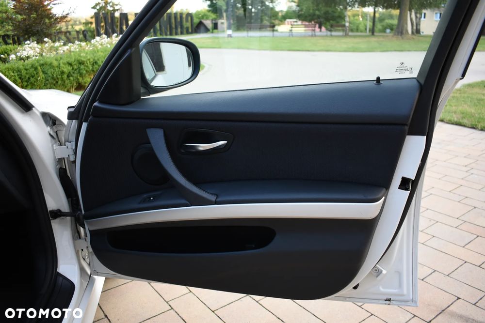 BMW Seria 3 318d - 27