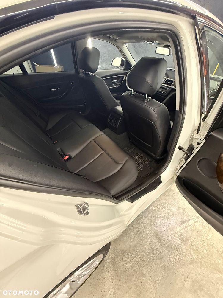 BMW Seria 3 320i - 16